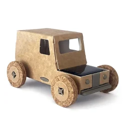 Petite voiture solaire en carton
